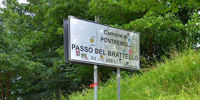PASSO DEL BRATTELLO - Segnaletica della localit con altimetria (metri 950 s.l.m.)