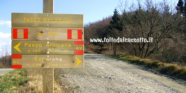 PASSO DEI SOLINI (Alta Via dei Monti Liguri) - Cartello segnaletico con altimetria e distanze orarie delle tappe n 42 e 43