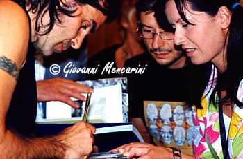 Il cantautore Piero Pel firma autografi ai suoi fans