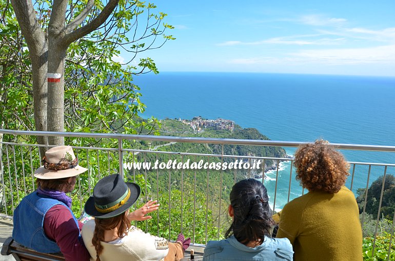 CINQUE TERRE - Turisti osservano il panorama nei pressi di Corniglia