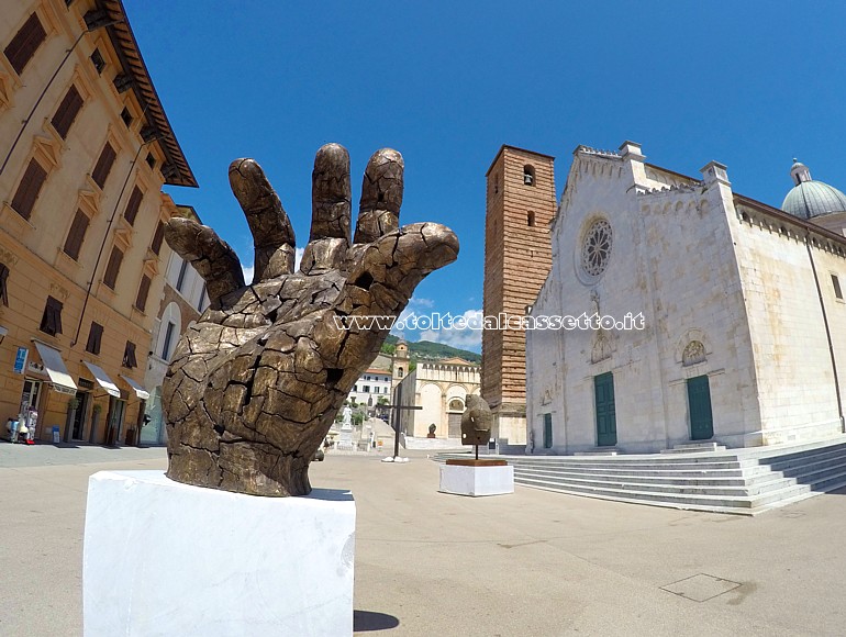 PIETRASANTA (Piazza Duomo) - "Main" - Divition III, scultura in bronzo spazzolato di Bernard Bezzina