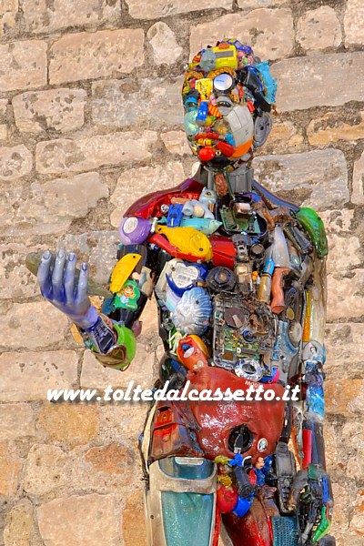 PIETRASANTA (Piazzetta San Martino) - L'artista Dario Tironi compone figure umane utilizzando materiali di recupero