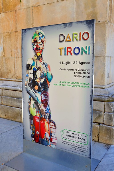 PIETRASANTA (Piazzetta San Martino) - Tabellone della mostra dell'artista Dario Tironi tenutasi dal 1 luglio al 31 agosto 2016