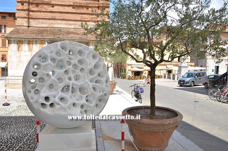 PIETRASANTA 2014  -Scultura in marmo bianco di Gianfranco Meggiato esposta in Piazzetta San Martino