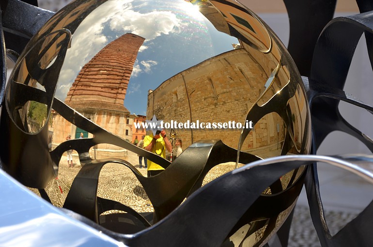 PIETRASANTA 2014  -  Scultura in metallo di Gianfranco Meggiato sulla quale si riflette il campanile del Duomo