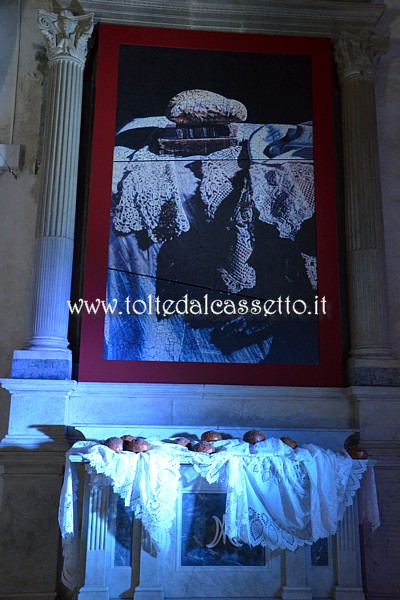 PIETRASANTA - Dalla mostra "Orti della Germinazione" di Giuseppe Carta alcune opere esposte su un altare della sconsacrata Chiesa di Sant'Agostino