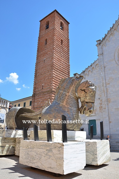 PIETRASANTA ("Lapidarium" di Gustavo Aceves, 2014) - La scultura raffigurante il "Cavallo di Troia" si staglia sotto il campanile del Duomo
