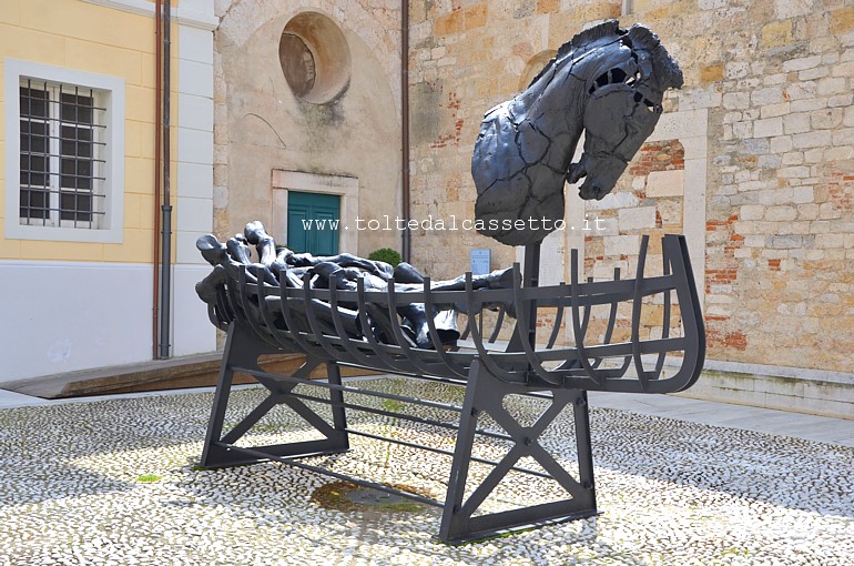 PIETRASANTA ("Lapidarium" di Gustavo Aceves) - Scultura in ferro raffigurante testa e arti di un cavallo, esposta in Piazzetta San Martino