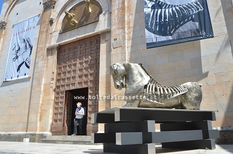 PIETRASANTA ("Lapidarium" di Gustavo Aceves, 2014) - Scultura di un cavallo realizzata in bronzo e posta davanti alla Chiesa di Sant'Agostino