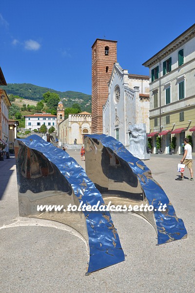 PIETRASANTA (Piazza Duomo) - "Celestial Path", scultura in acciaio lucidato a specchio di Helidon Xhixha