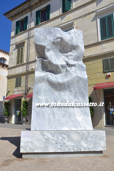 PIETRASANTA (Piazza Duomo) - "New Beginnings", scultura in marmo Versilys di Helidon Xhixha (realizzata presso Henraux S.P.A. - Querceta di Seravezza)