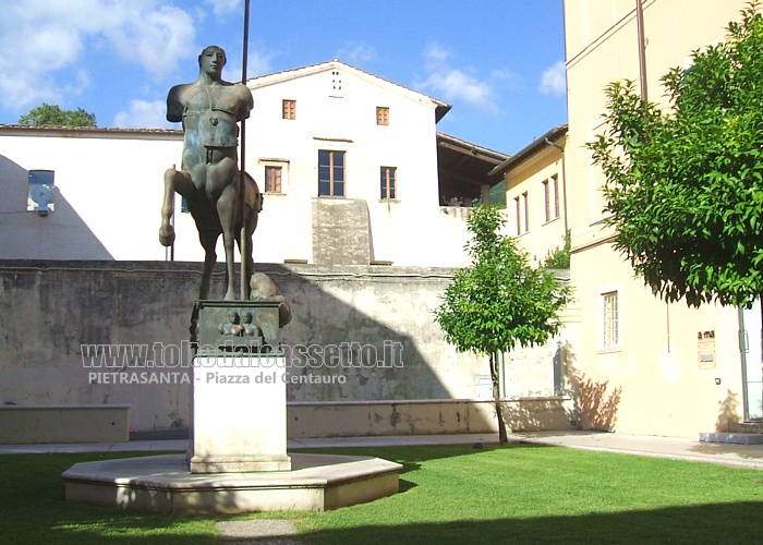 PIETRASANTA - "Il Centauro", ospitato nella piazza omonima, statua in bronzo opera di Igor Mitoraj, famoso scultore polacco che risiedeva e lavorava in citt