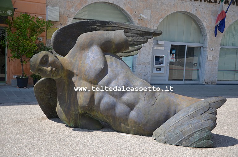 PIETRASANTA (Homo Faber - Mindcraft, 2013) - "Ikaro caduto" di Igor Mitoraj, scultura monumentale in bronzo (Fonderia Artistica Mariani)