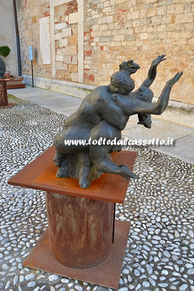 PIETRASANTA (Piazzetta San Martino) - "Centauro con ninfa", scultura di Onofrio Pepe da "L'Incanto dei Miti" (Art Gallery Il Cesello, 2015)