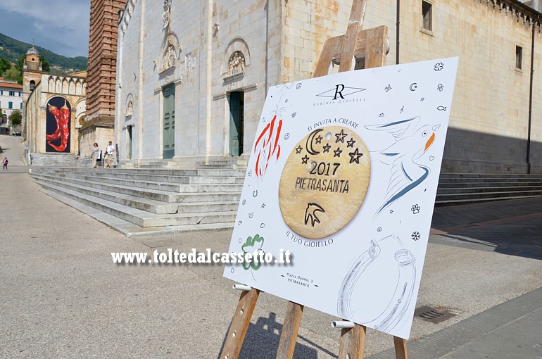 PIETRASANTA (Piazza Duomo) - Un cavalletto per pittori sostiene il cartellone col logo della prima "Festa d'Estate Rubinia Gioielli", svoltasi dall'1 al 3 giugno 2017