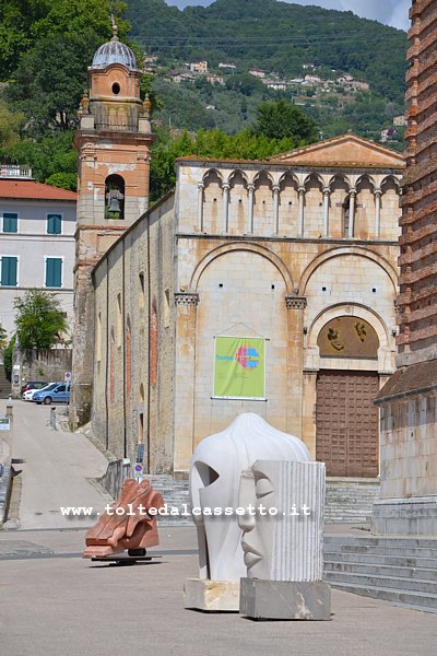 PIETRASANTA (Piazza Duomo) - Congiunzione tra la Chiesa di Sant'Agostino e le sculture di Katherina Minardo esposte durante "Homo Faber - Mindcraft 2014)