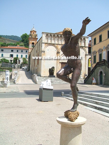 PIETRASANTA (Piazza Duomo) - Le sculture esposte a "Homo Faber - il pensiero e la mano" 2012. In primo piano "Dionysos" di Margot Homan