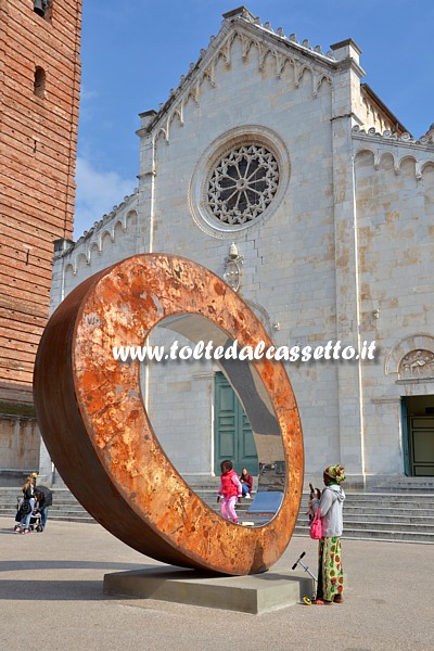 PIETRASANTA (Piazza Duomo, 2015) - "N'uovo" di Prasto (Vazha Mikaberidze), scultura monumentale in ferro, acciaio e piombo (anno 2011)