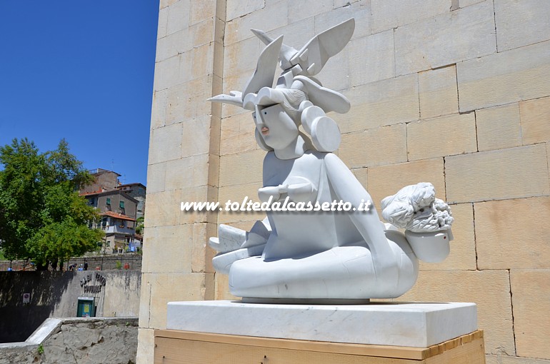 PIETRASANTA (Piazza Duomo) - "100 centimetri x 60 centimetri di mare felice" di Rinaldo Bigi, scultura in marmo statuario e colorazioni aggiunte esposta durante la mostra "L'Incanto e il Peso dei Giorni"