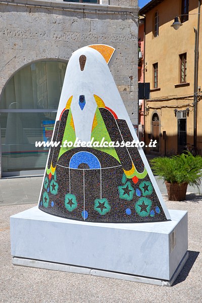 PIETRASANTA (Piazza Duomo) - "Regina" di Rinaldo Bigi, scultura in marmo bianco Altissimo e mosaico esposta durante la mostra "L'Incanto e il Peso dei Giorni"