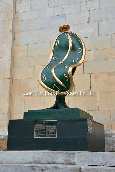 PIETRASANTA (Piazza Duomo) - Scultura in bronzo "Danza del Tempo I" di Salvador Dal