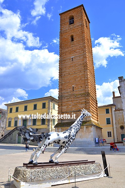 PIETRASANTA (Piazza Duomo) - "Lucio detto Lucido", scultura di Sandro Gorra