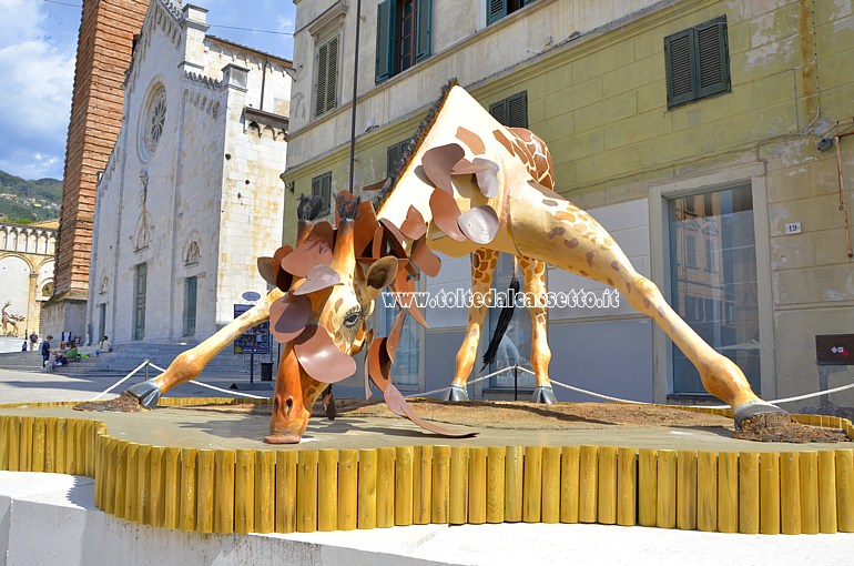 PIETRASANTA (Piazza Duomo) - "Bere", scultura di Sandro Gorra