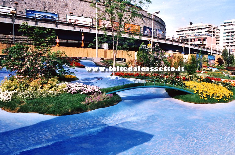 EUROFLORA 2006 - Nelle aree esterne una pittoresca scenografia acquatica con ponti che collegano isolette multicolori ricche di fiori e piante
