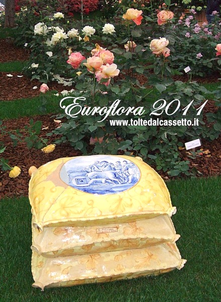 EUROFLORA 2011 - I preziosi cuscini in ceramica di Villa Durazzo-Pallavicini in mostra insieme alle rose nel giardino del Comune di Genova