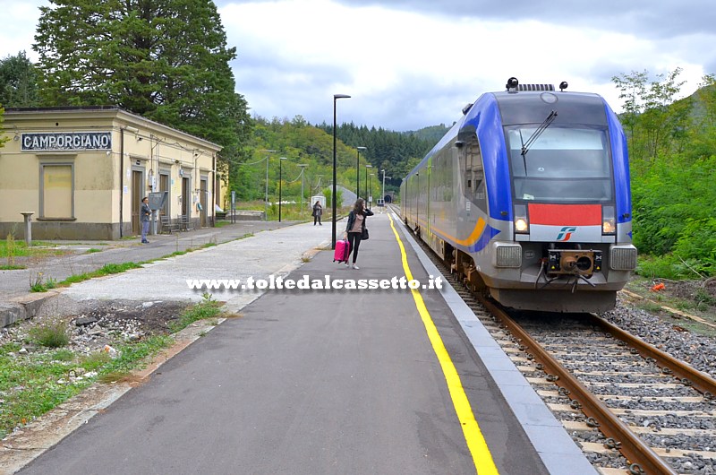 FERROVIA AULLA-LUCCA - La stazione di Camporgiano con treno di linea ATR 220 Swing diretto a Lucca