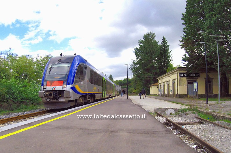 FERROVIA AULLA-LUCCA - La stazione di Camporgiano con treno di linea ATR 220 Swing diretto ad Aulla
