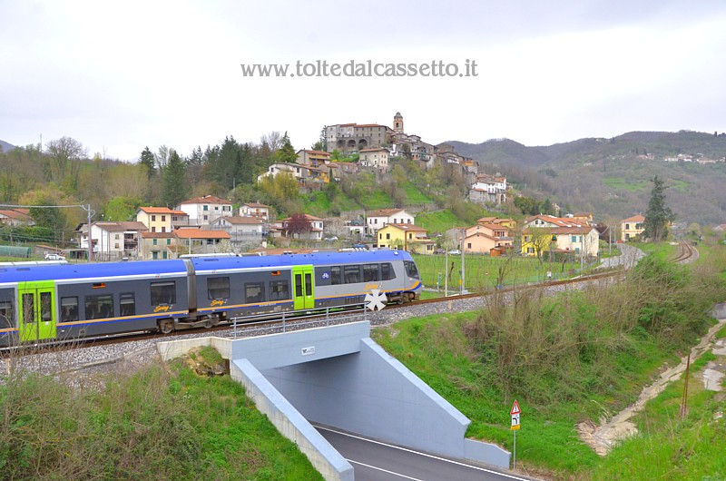 FERROVIA AULLA-LUCCA (Aprile 2018) - Panorama di Gassano con treno tipo Swing proveniente da Rometta che impegna la linea