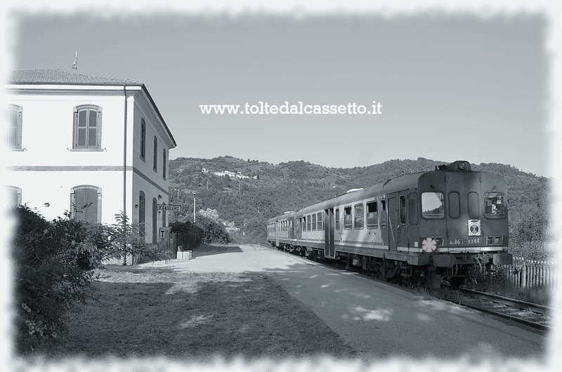 FERROVIA AULLA-LUCCA (Agosto 2013) - Treno di linea con automotrice ALn 663-1144 parte dalla stazione di Fivizzano-Gassano in direzione Rometta