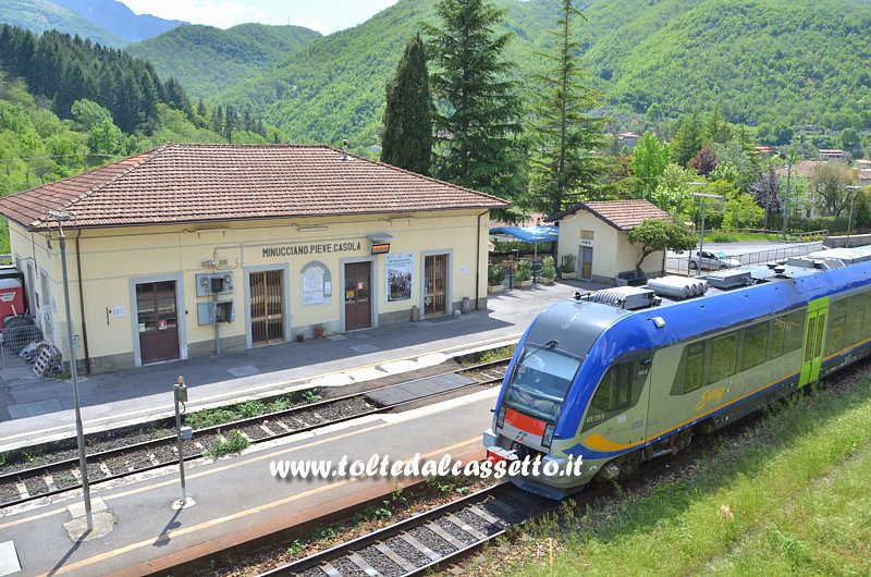 FERROVIA AULLA-LUCCA - Treno ATR 220 Tr "Swing" in fermata alla stazione di Minucciano/Pieve/Casola