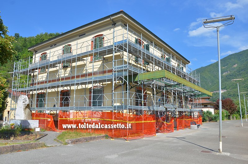 FERROVIA AULLA-LUCCA (Luglio 2017) - La stazione di Monzone (km 72 + 644m) circondata da ponteggi durante lavori di ristrutturazione