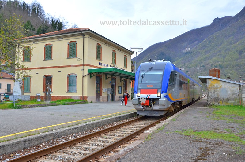 FERROVIA AULLA-LUCCA (Aprile 2018) - Un treno di linea tipo Swing proveniente da Equi Terme arriva nella restaurata stazione di Monzone