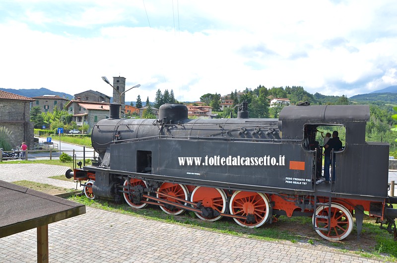 PIAZZA AL SERCHIO - Vista dall'alto della locomotiva a vapore n. 940-002 posta in Piazza Garibaldi come un monumento