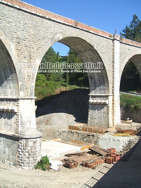 FERROVIA AULLA-LUCCA - Lavori di costruzione delle basi di appoggio in cemento armato sulle quali sono stati piazzati i puntelli di sicurezza necessari a stabilizzare il 2 e 3 arco del ponte di Pieve San Lorenzo (2 ottobre 2011)