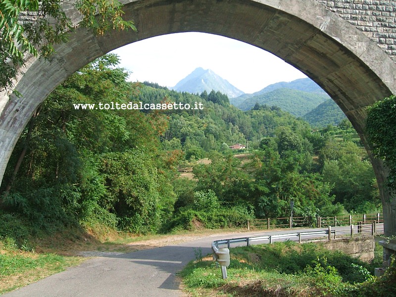 FERROVIA AULLA-LUCCA - Un arco del ponte sul Tassonaro a Pieve San Lorenzo incornicia le vetta del monte Pisanino