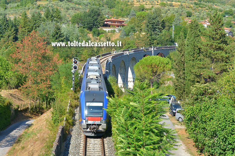 FERROVIA AULLA-LUCCA - Un treno ATR 220 Swing attraversa il ponte di Pieve San Lorenzo sul torrente Tassonaro