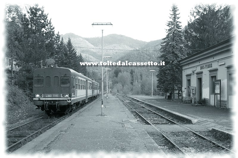 FERROVIA AULLA-LUCCA - Treno di linea ALn 663-1141 nella stazione di Equi Terme. L'immagine  stata scattata il 19 ottobre 2008 ed  ormai diventata una foto d'epoca