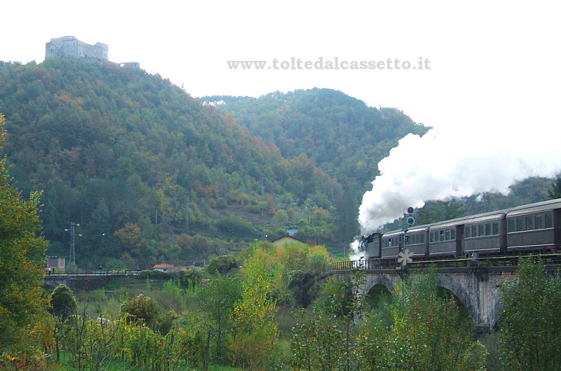 FERROVIA AULLA-LUCCA - A Gragnola il Castello dell'Aquila domina il paesaggio mentre sta transitanto un treno d'epoca