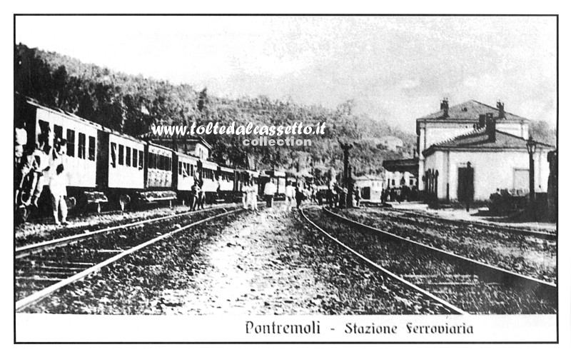 FERROVIA PONTREMOLESE - Treno militare in sosta nella stazione di Pontremoli ai primi del Novecento