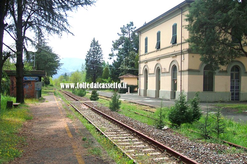 FERROVIA PONTREMOLESE - La stazione dismessa di Terrarossa, tagliata fuori dal nuovo tracciato e oggi riqualificata come sede della Protezione Civile e del Gruppo Alpini