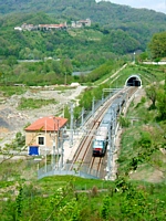 FERROVIA PONTREMOLESE - Il treno regionale 23381 transita sul tratto a doppio binario in localit Chiesaccia di Villafranca. In alto il borgo storico di Lusuolo
