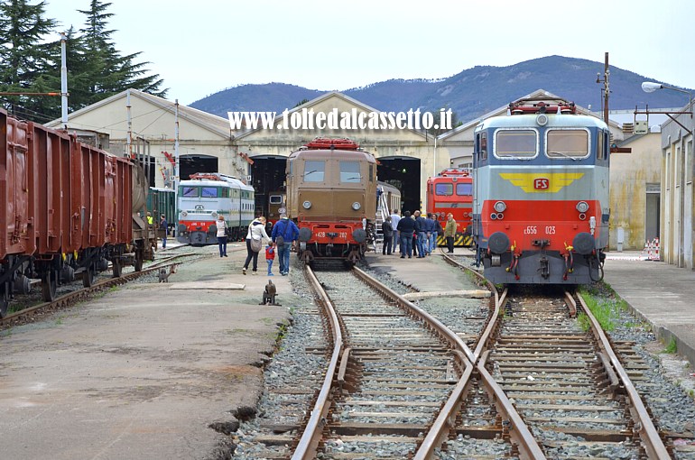 FONDAZIONE FS ITALIANE - Binari non elettrificati e capannoni officine del deposito treni storici di La Spezia Migliarina. Primo da destra il locomotore E.656-023 "Caimano"