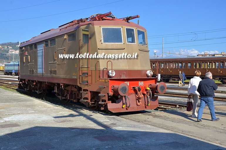 FONDAZIONE FS ITALIANE - Locomotiva elettrica E.424-049 del 1949. Costruita da OM-CGE, nel 1989  stata trasformata in navetta alle OGR di Verona e rinumerata E.424-249