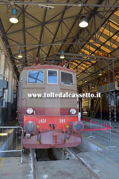 FONDAZIONE FS ITALIANE - Officina restauri con locomotore elettrico E.424-049, costruito da OM-CGE nel 1949 ed avente una potenza continuativa di 1500 Kw