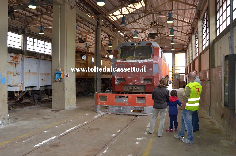 FONDAZIONE FS ITALIANE - Officina con mezzi rotabili in corso di restauro. In evidenza una locomotiva elettrica E.454-001 (design Pininfarina, costruttore Sofer-Ansaldo, potenza continuativa 3600 Kw)