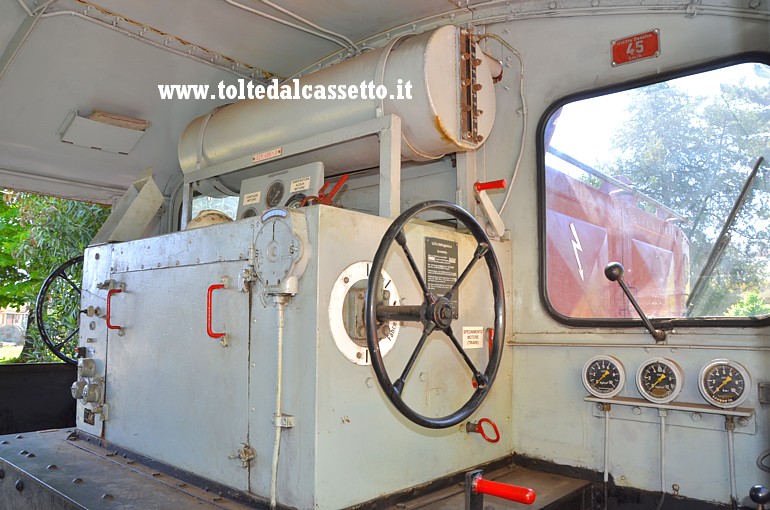 MUSEO TRENI STORICI DELLA SPEZIA (Porte Aperte del 25 Aprile 2018) - Cabina di guida della locomotiva diesel da manovra Deutz Kf 323-485 del 1935 (n 4705)